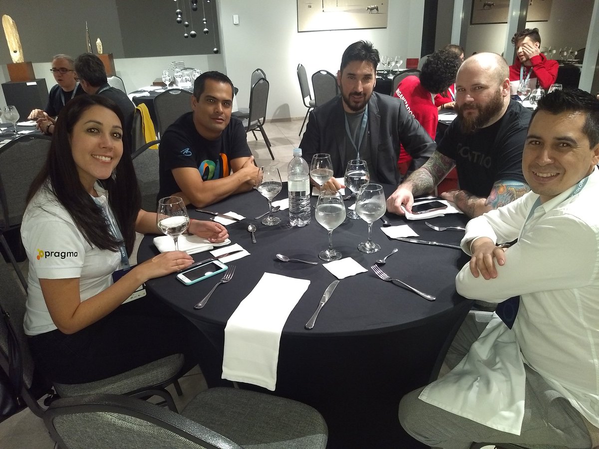 RoseRestrepoV's tweet photo. Compartiendo lindas historias de vida en #ScrumDayCo con speakers y keynotes. Gracias por imprimir calidad al @ScrumDayCo https://t.co/K3MA2c8hYN