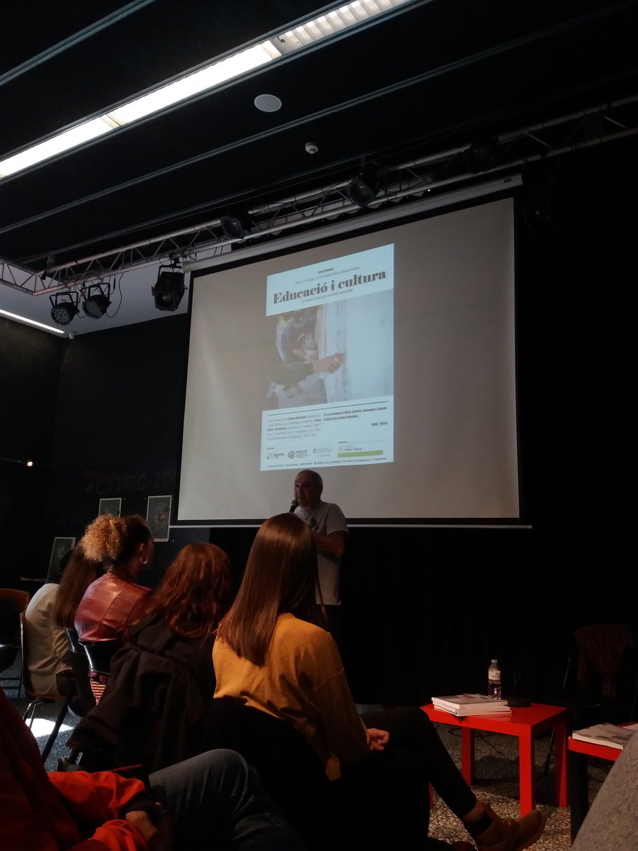 EstelFabra's tweet photo. Xerrant amb en Carles Monclús sobre el seu llibre "Cultura, Animació i Gestió Cultural". També hem tingut el plaer de conéixer l' Ateneu Popular 9 Barris... un gran projecte! #ASC1_UB18 https://t.co/Ui7coMamdF