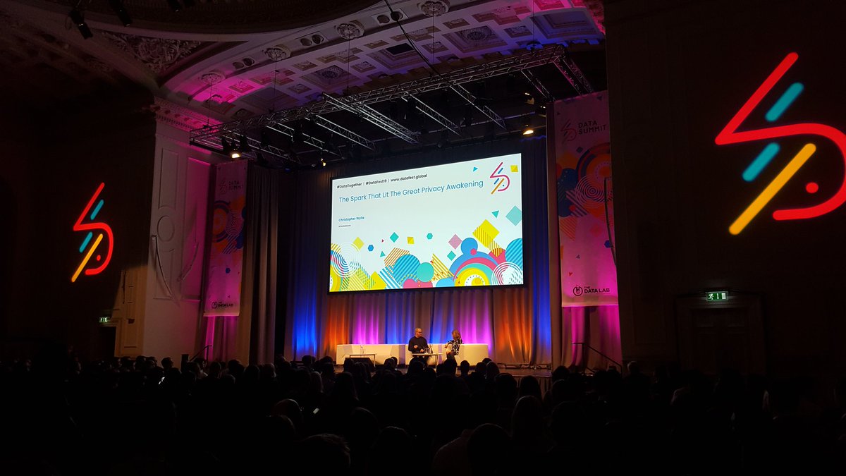 FutureXGlobal's tweet image. Full house at #DataSummit19 for the first keynote of the day, from the fascinating @chrisinsilico!

#DataFest19 #DataTogether