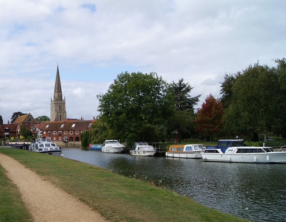 OxTweets's tweet photo. "@TheBBDirectory" Be sure to visit #AbingdonLock during your stay at Marsh House! Why not pack a picnic to tuck into as you watch the boats pass by?
https://t.co/g77hkgjeOh
#Shillingford #Wallingford #Oxfordshire #Staycation #Holiday #FamilyFun #DayOut https://t.co/HyuHmoDK22