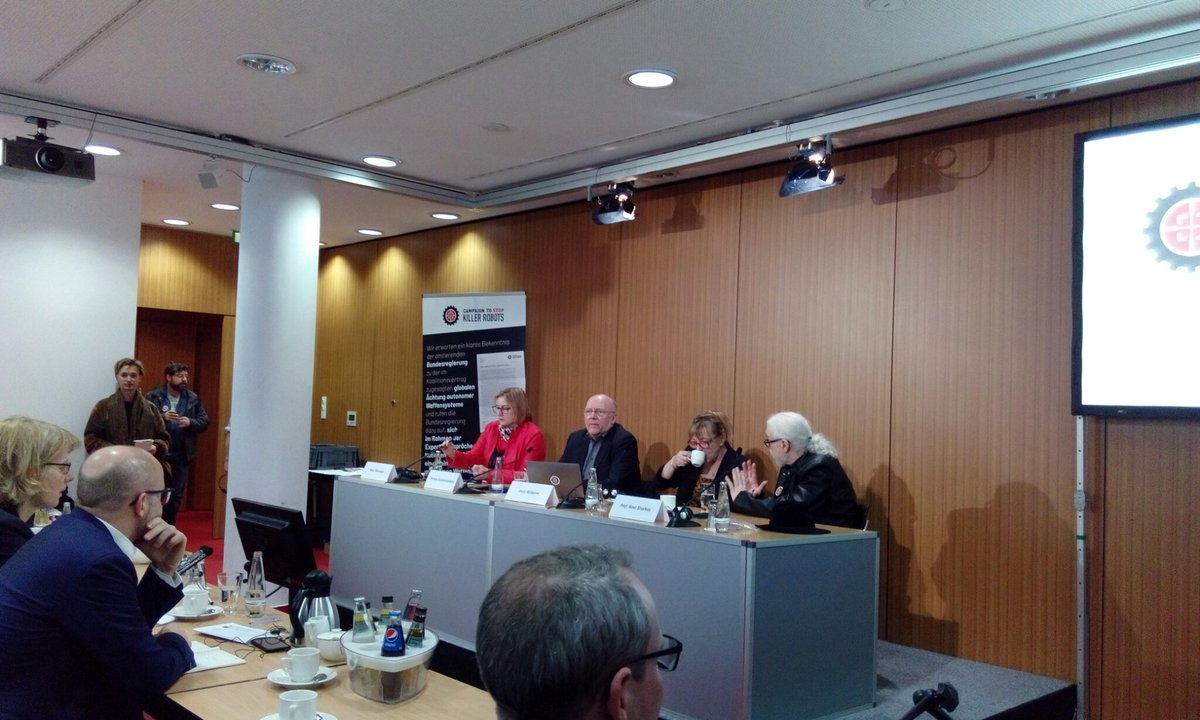 KillerRoboterSt's tweet image. Pressekonferenz geht los mit @JodyWilliams97 v. @NobelWomen, @marywareham v. @hrw, @NoelSharkey v. @icracnet &amp;amp; Thomas Küchenmeister v. @FacingFinance. Thema: D. muss sich der Verbotsforderung von autonomen Waffen jetzt anschließen! #CCWUN #KillerRobotsGer @BanKillerRobots