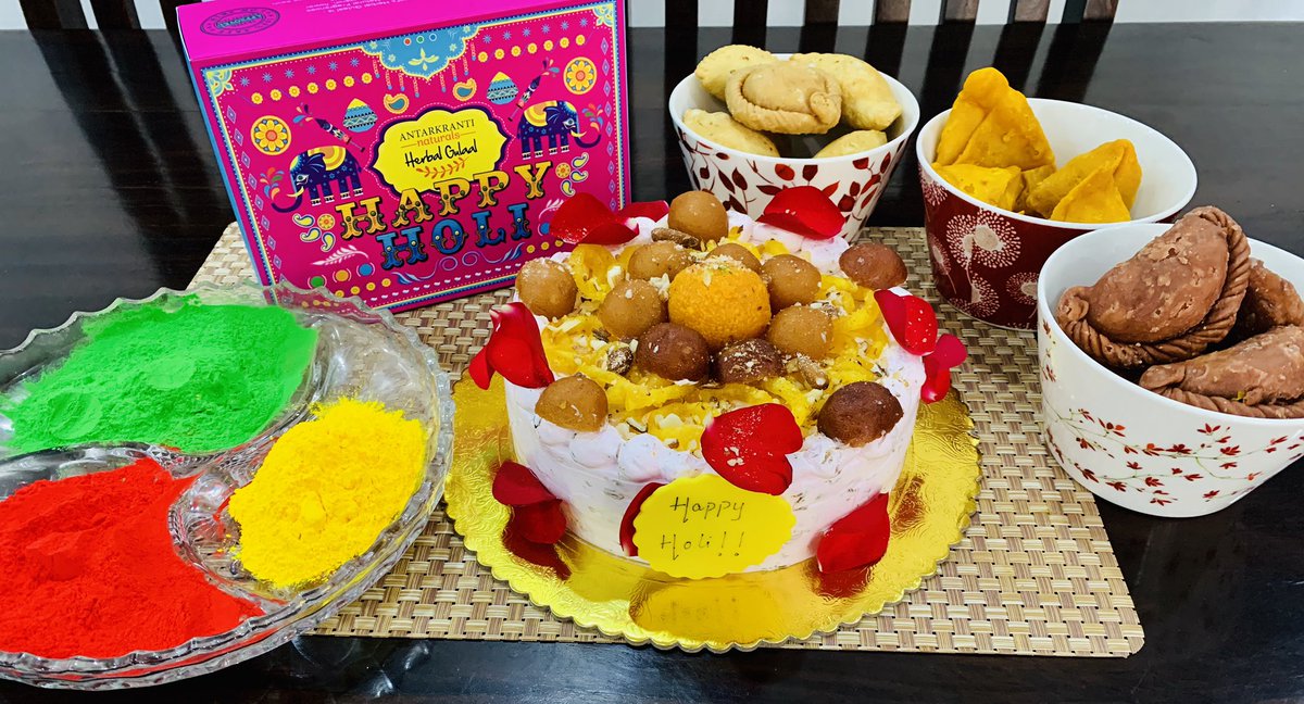 geetshe's tweet photo. #HappyHoli2019 #HappyHoli #HoliHai #chocolategujiya #mithaicake #herbalgulaal #coloursofchange @djjsantarkranti https://t.co/9Hyfr3isuo
