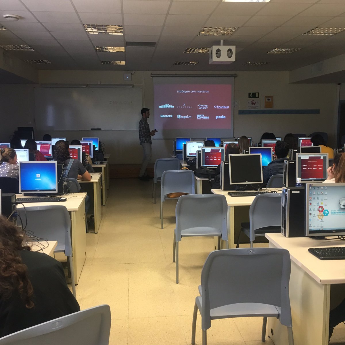 paulalun's tweet photo. En @unisevilla Jesus Quintanilla de la agencia @Impulsohcom hablando sobre Google Ada https://t.co/y7qnpB6FP9
