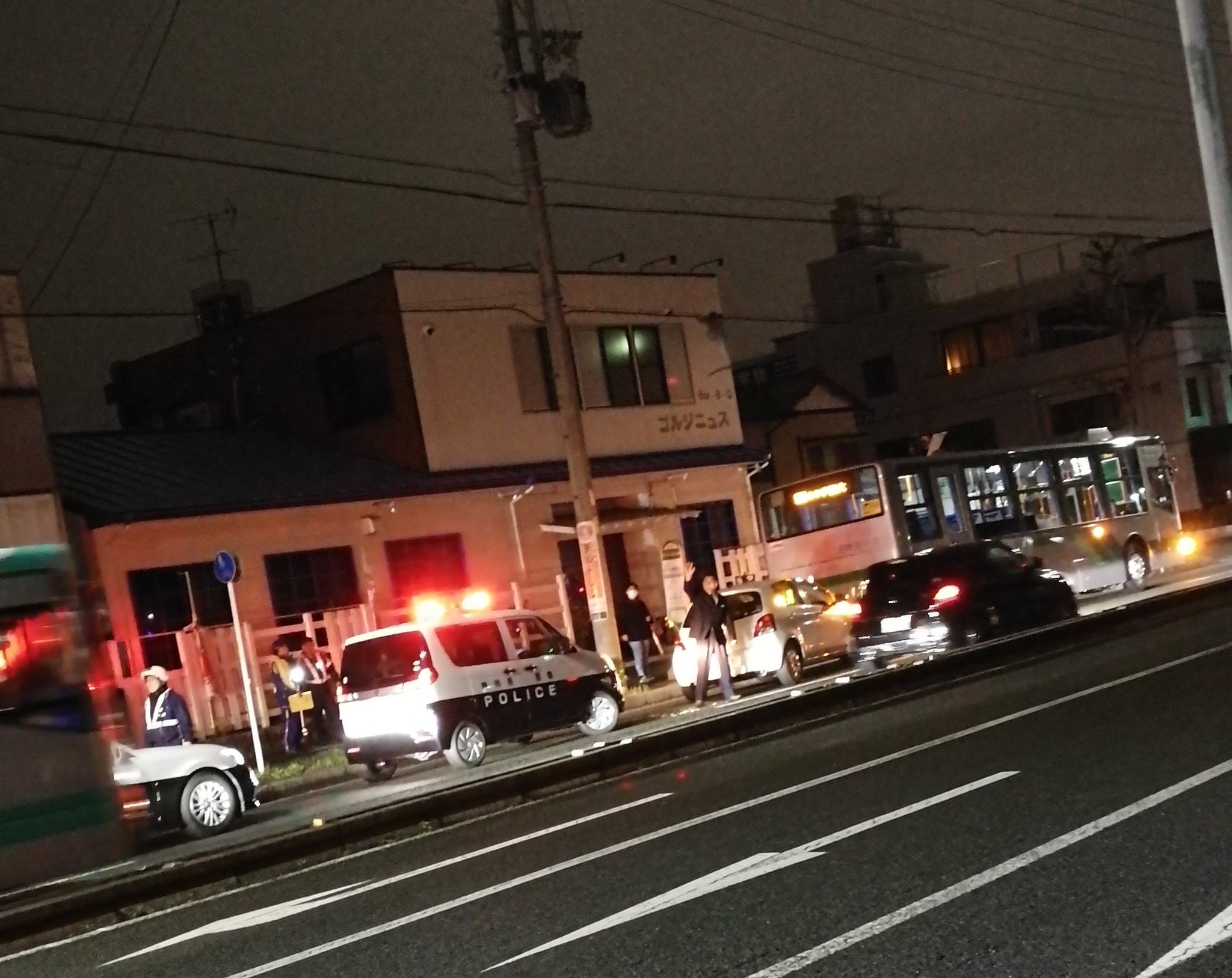 画像 浜松学院高校前バス停遠鉄バスと一般車両の事故で片側塞がってるよ 北上する人は気をつけて 後続の遠鉄バス便も本数多いのにわざわざ事故現場の右側車線に停車して客を乗 まとめダネ 画像 浜松学院高校前バス停遠鉄バスと一般車両の事故で片側塞がってるよ 北上する人は気をつけて 後続の遠鉄バス便も本数多いのにわざわざ事故現場の右側車線に停車して客を乗 まとめダネ