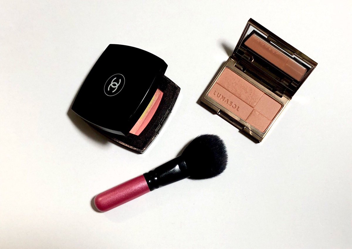 浅井 お粉をパフではたいたあと 余分なお粉を落とす用のブラシ お粉は オルビスのケースに チャコットのお粉がベストパートナー パフにこだわりはないので適当にたくさん持ってて適宜洗う メイクブラシ