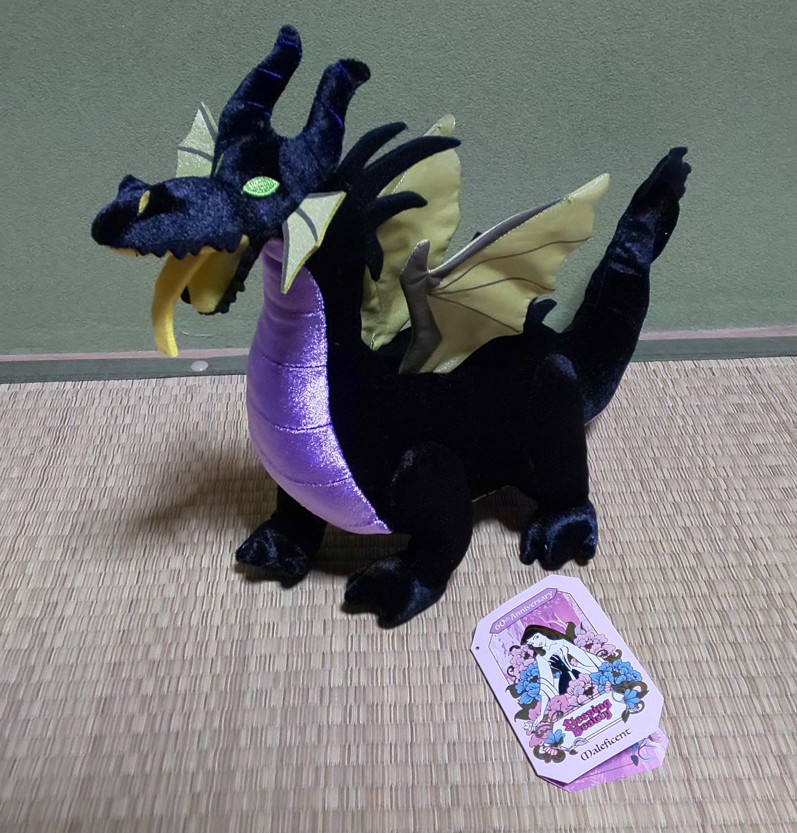 ブラック マレフィセントドラゴンこと マレドラのぬいぐるみ 届きました カッコよくて可愛い そしてえっち W 私のお腹を撮ってどうするつもりなのだ 眠れる森の美女 マレフィセントドラゴン マレドラ