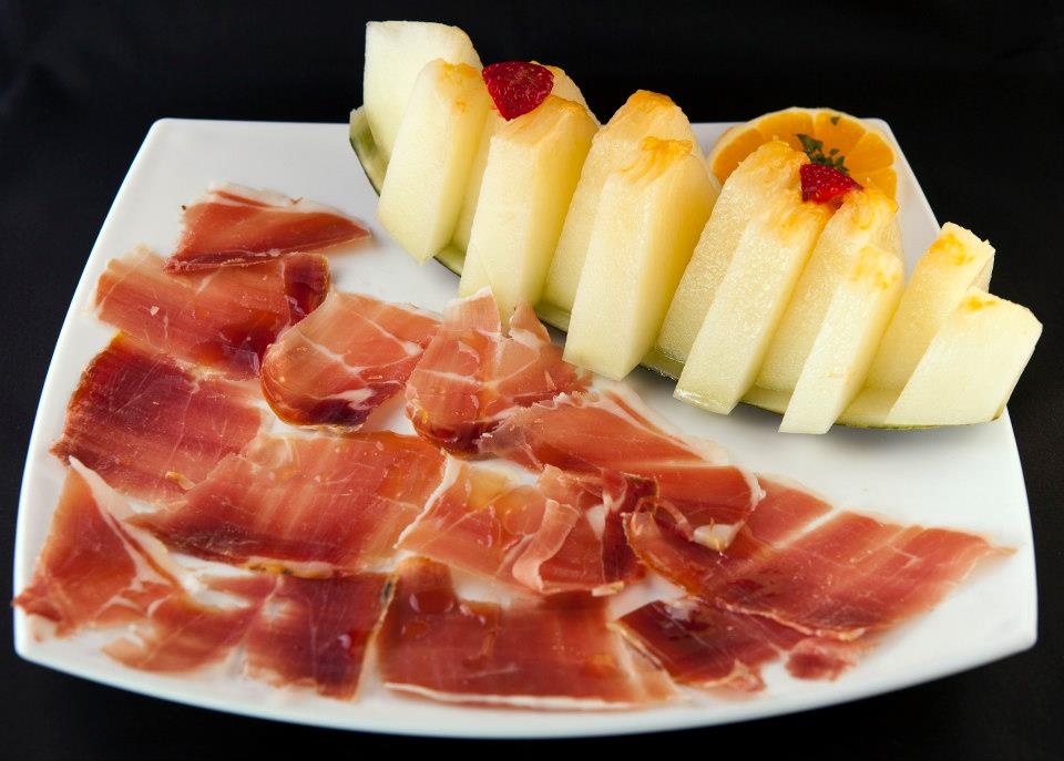 "Alla por 1883, Benito Pérez Galdós fue obsequiado con una cuchipanda que incluía entre sus aperitivos nada menos que melón con jamón crudo de Trevélez". 
¡¡VIVA EL MELÓN CON JAMÓN!!
Fuente: Cocina Viejuna, de Ana Vega Pérez de Arlucea <a href="/biscayenne/">Ana Vega</a>