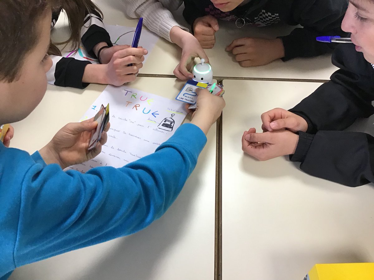 sophieallain25's tweet image. Au tour des CM1 de tester les #robots à l’aide des fiches-tutoriels réalisées par les CM2. #PenséeInformatique