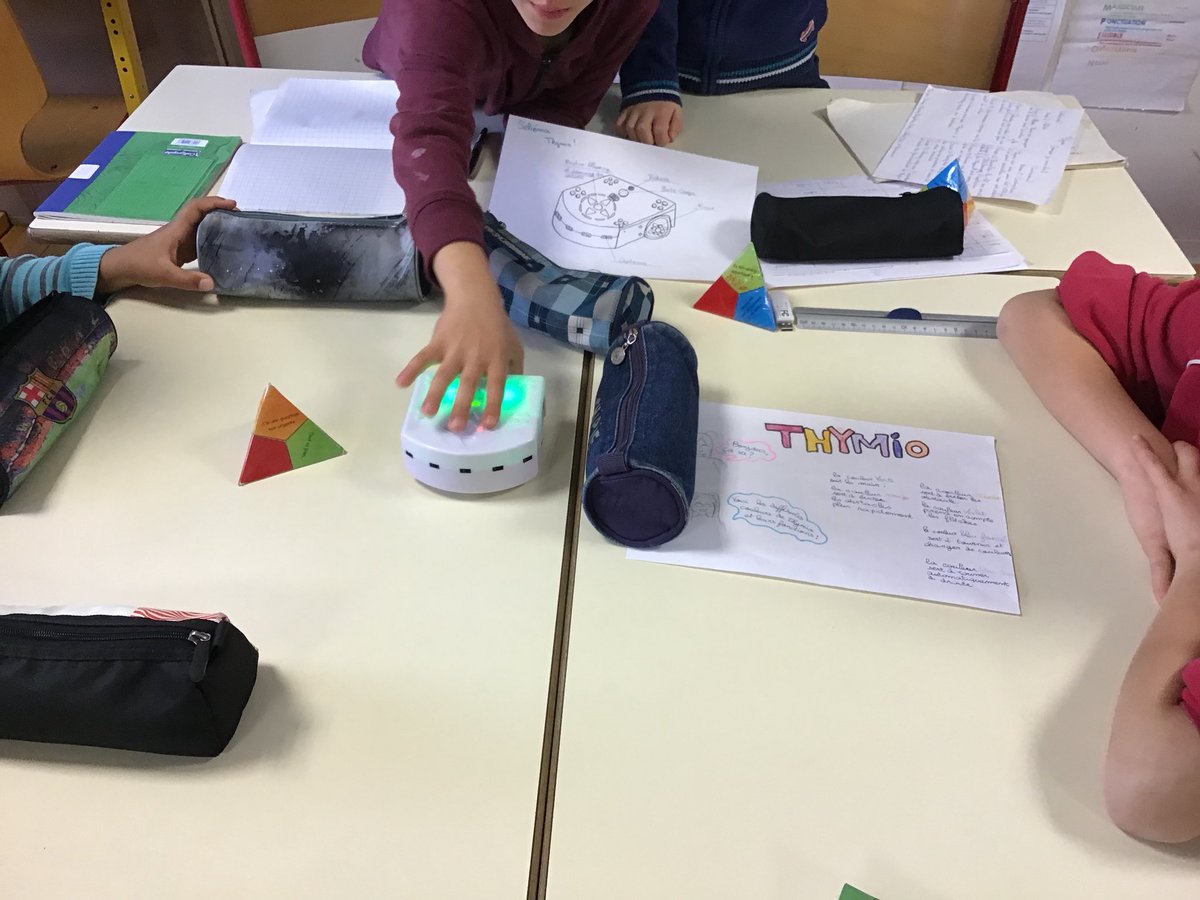 sophieallain25's tweet image. Au tour des CM1 de tester les #robots à l’aide des fiches-tutoriels réalisées par les CM2. #PenséeInformatique