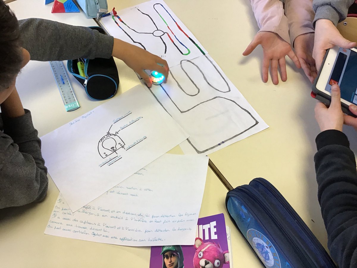 sophieallain25's tweet image. Au tour des CM1 de tester les #robots à l’aide des fiches-tutoriels réalisées par les CM2. #PenséeInformatique