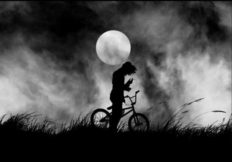 살아 가면서
우리에 겐
수많은 용기가 필요하다.
헌데 지금에 와서
나에게 가장 필요한
용기가 있다면
이것이다.
"나를 기꺼이 바꿀 용기"