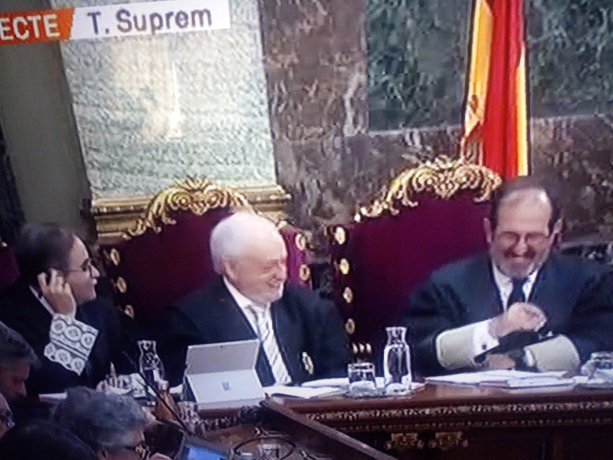 muscluman's tweet photo. Aquesta imatge té que córrer per tot el món, els jutges es trenquen la caixa mentre están en joc més de 700 anys de presò.
#ThisIsTheRealSpain https://t.co/nQ5vCAlVof