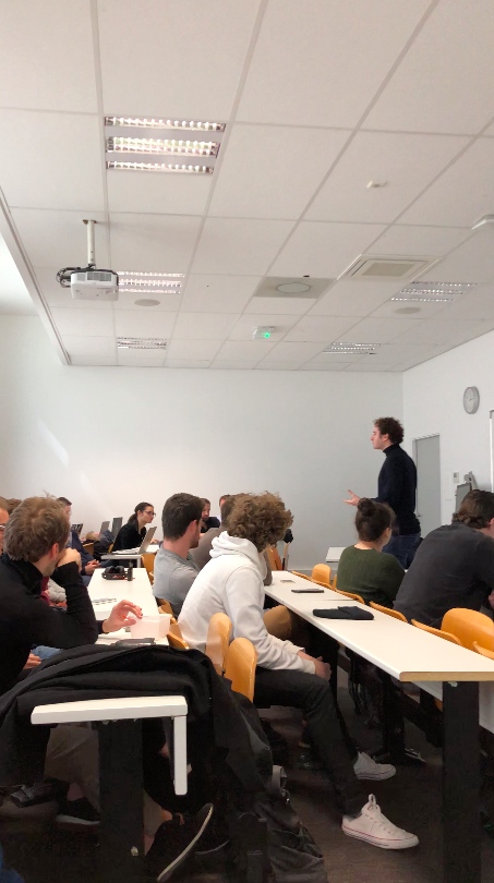 widrapp's tweet photo. 📣 @John Banner, notre Chairman, est intervenu la semaine dernière à @IngenieursECE pour parler de son 📘 " 2020: #Netflix , #Apple, @Tesla , #Facebook, les projets en préparation pour 2020" et surtout de nous, #Widr !
C'est ça aussi le bouche-à-oreille 2.0 (📱✨)
#JeudiPhoto https://t.co/hD124TWbhG