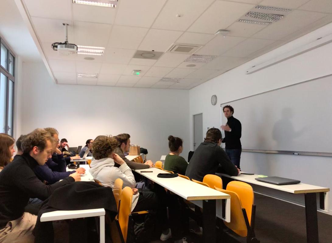 widrapp's tweet photo. 📣 @John Banner, notre Chairman, est intervenu la semaine dernière à @IngenieursECE pour parler de son 📘 " 2020: #Netflix , #Apple, @Tesla , #Facebook, les projets en préparation pour 2020" et surtout de nous, #Widr !
C'est ça aussi le bouche-à-oreille 2.0 (📱✨)
#JeudiPhoto https://t.co/hD124TWbhG