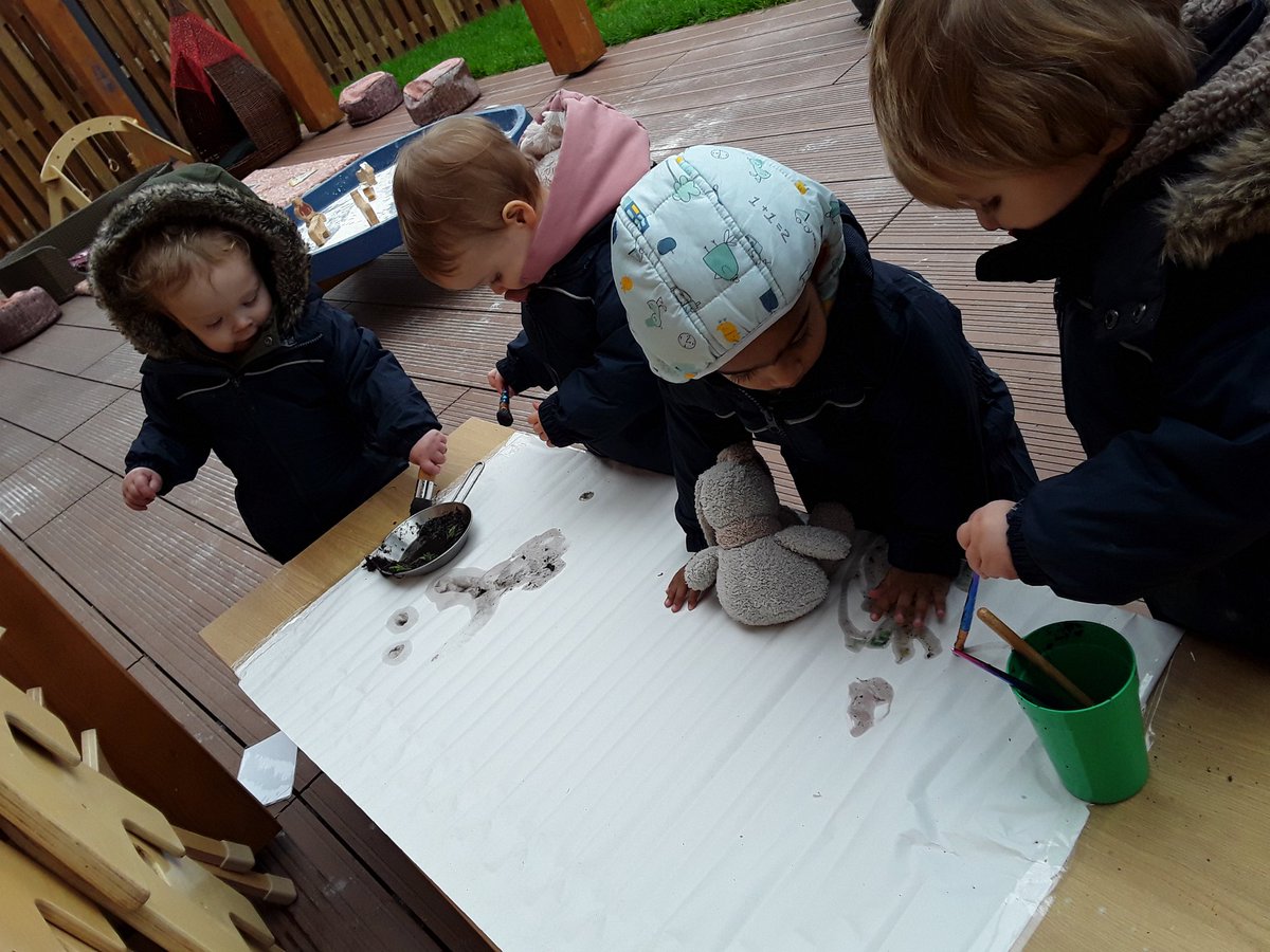 AshbridgeMaxy's tweet photo. Daisies are enjoying mud painting outdoors this morning! #outdoorlearning #funwithmud #gettingmessy @NDNAtalk https://t.co/XJcSUpGBVW