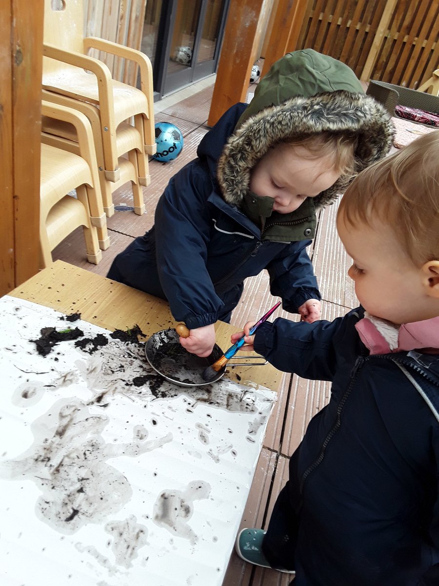 AshbridgeMaxy's tweet photo. Daisies are enjoying mud painting outdoors this morning! #outdoorlearning #funwithmud #gettingmessy @NDNAtalk https://t.co/XJcSUpGBVW