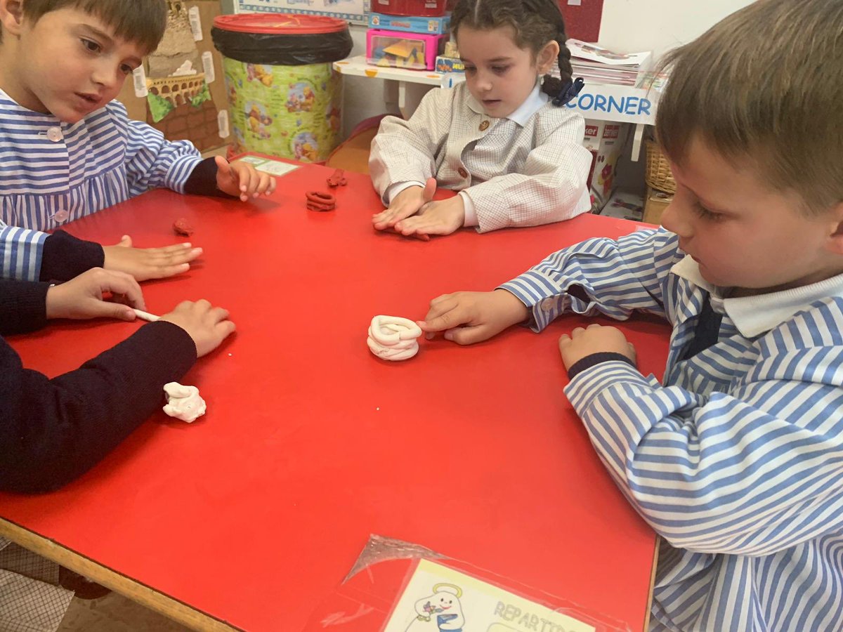 santoangelSE's tweet photo. Los alumnos de #4años nos trasladamos a la época romama elaborando una cerámica terra sigillata #art&amp;craft #romans #ceramic #children #CreativityIsAlwaysAGoodIdea #Visualworkshop #EducacionInfantil https://t.co/6KDQV5etxD