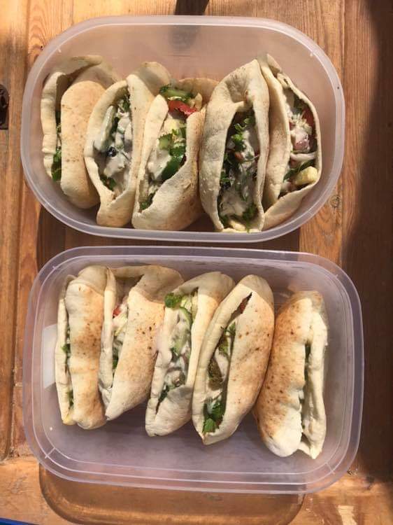 ProjectAzraq's tweet photo. Everyone loves falafel sandwiches, especially when they try the ones made in Egypt. However, normally when you get takeaway they come wrapped in plastic. So we take our own containers! #plastics #SingleUsePlastic #PlasticPollutes #plasticpollution #saynotoplastic https://t.co/dOYQCMKtJz