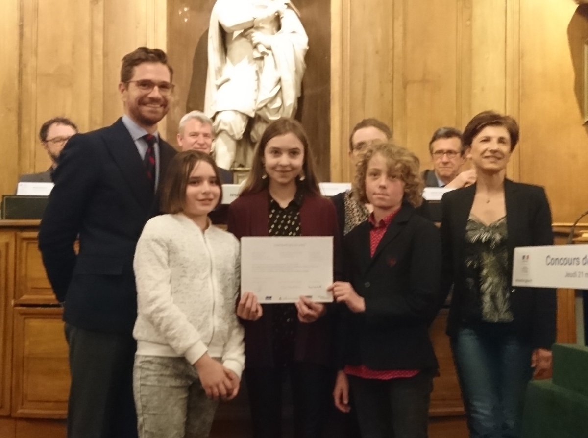 languesFR's tweet photo. #SLFF19 Le 1er prix ex-aequo « collèges » du #Concours10mots revient à la classe de 5ème du Collège Maurice Constantin-Weyer pour leur « Enquête à l’Académie Française » ! Matthias Grolier, conseiller #Francophonie de @franckriester les félicite. #DisMoiDixMots https://t.co/pwoyUg68pH