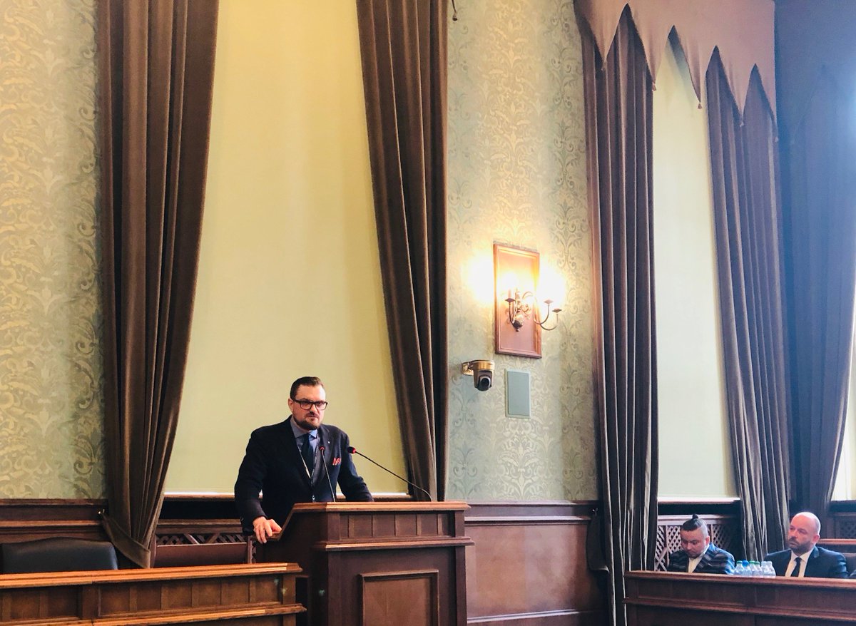 Gorski_Michal_'s tweet photo. Trwa się VI Sesja Rady Miasta Wrocławia. Obrady rozpoczęły się minutą ciszy, by uczcić pamięć niedawno zmarłego senatora Wiesława Kiliana, radnego RMW w latach 1998-2002.

Debatujemy o problemie smogu. Prezentację w tym zakresie przygotował p.o. dyr. delegatury NIK we Wrocławiu. https://t.co/JbaDTQ7oIW