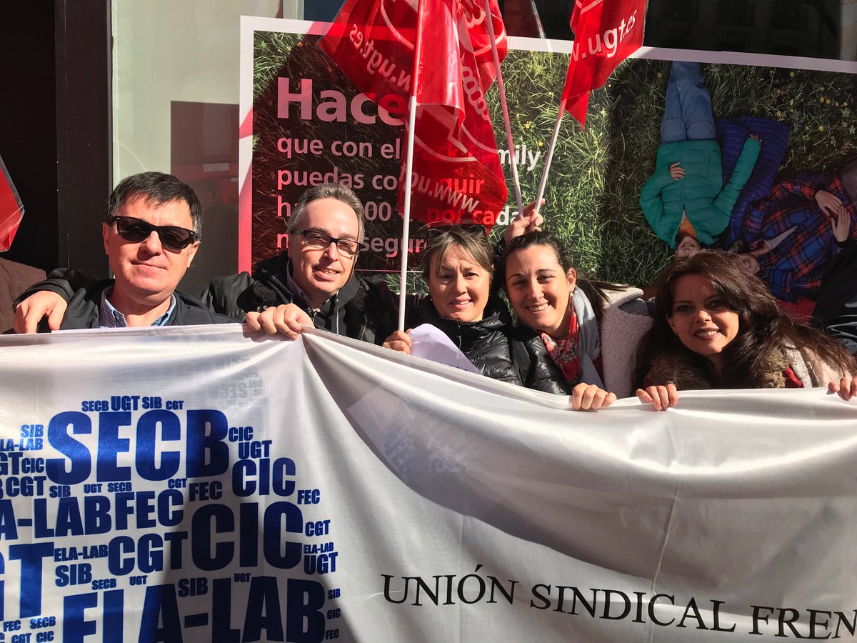 FSO_UGT's tweet photo. Buena Concentración de delegados y delegadas, llegados de todos los territorios, contra él ERE en Caixabank. La empresa pretende destruir 2.157 puestos de trabajo más, sobre los que ya ha destruido años atras. https://t.co/O63Ms83Wch