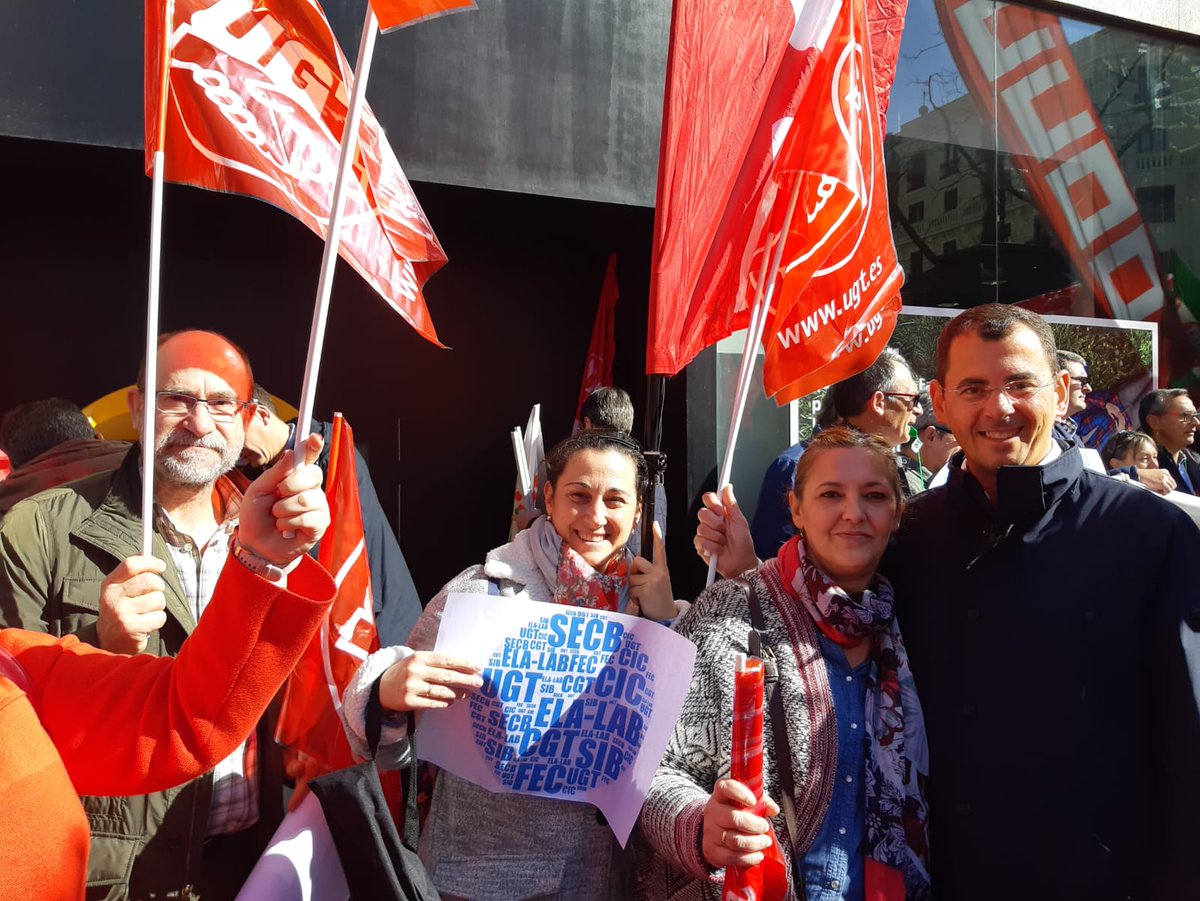 FSO_UGT's tweet photo. Buena Concentración de delegados y delegadas, llegados de todos los territorios, contra él ERE en Caixabank. La empresa pretende destruir 2.157 puestos de trabajo más, sobre los que ya ha destruido años atras. https://t.co/O63Ms83Wch