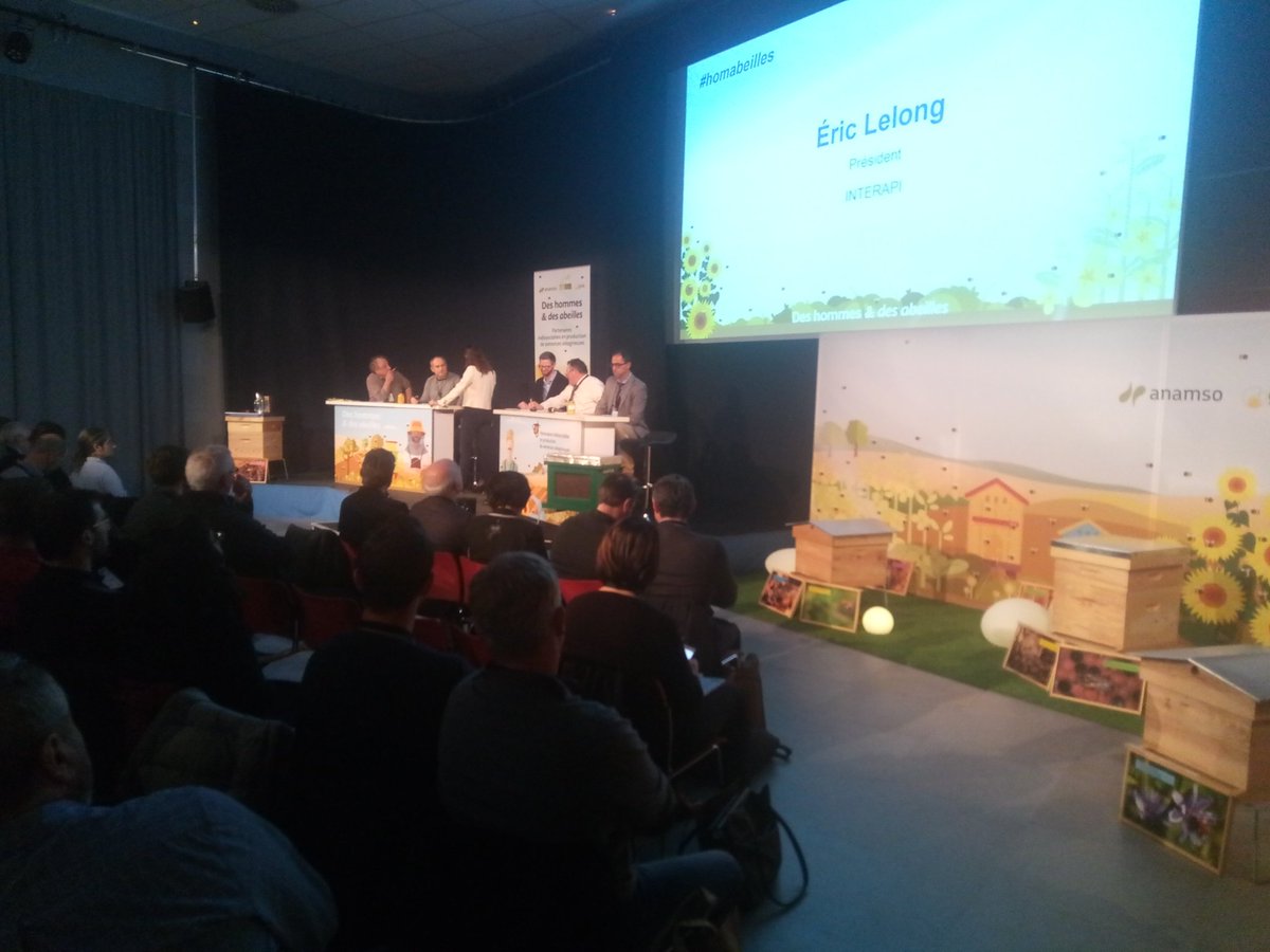 AnamsoAssos's tweet photo. " Organisation et collaboration des structures agricoles et apicoles ". Dernière table ronde de la matinée.
colloque @pollinisation @AnamsoAssos @gnis @UFSemenciers #homabeilles https://t.co/ncK3r8yyKj