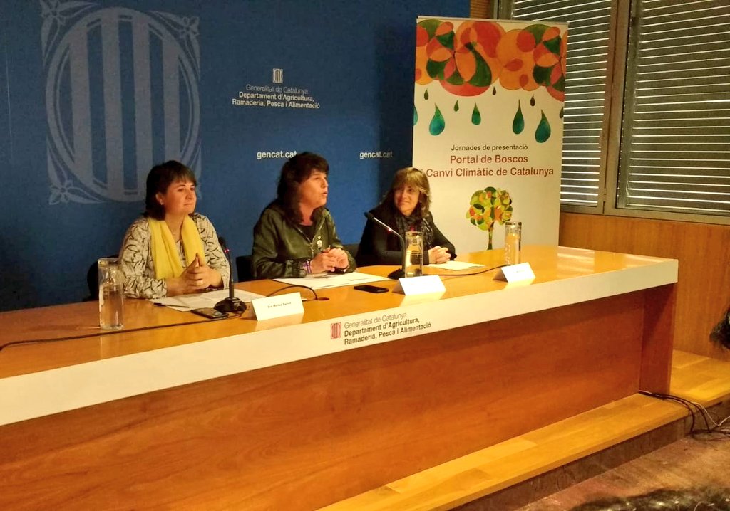 CREAF_ecologia's tweet photo. Comença la jornada pel #DiaInternacionaldelsBoscos presidida per la Hrble. Consellera d' @agriculturacat Sra. @TeresaJorda i la DG @montsebarniol amb @MerceRiuss DG de @territoricat 

cc. @ctforestal https://t.co/p41a3E1KxF