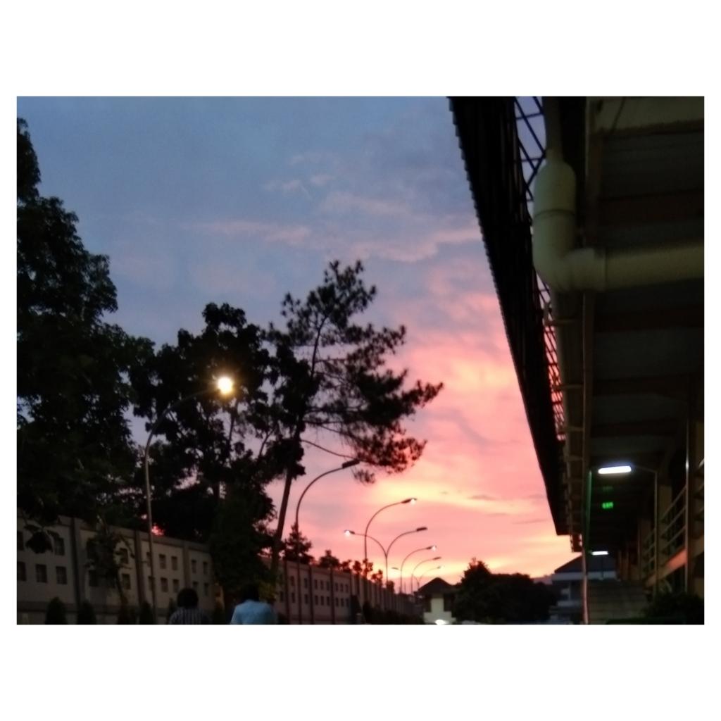 Jenisp19's tweet photo. Senja yang selalu datang membawa ketenangan🍂
#langitkahatex #cijerah #senja https://t.co/mqsQ1xgfUQ