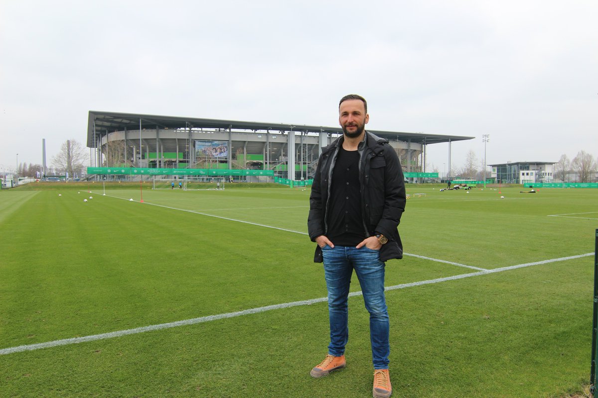 VfL_Wolfsburg's tweet photo. Besuch aus der VfL-Vergangenheit: 15 Bundesliga-Spiele bestritt Torhüter Sead #Ramovic zwischen 2002 und 2004 für die Wölfe. Gestern Abend schaute er das Länderspiel zwischen Deutschland 🇩🇪 und Serbien 🇷🇸 an und heute beim Training des VfL vorbei. #immernurdu #VfLWolfsburg https://t.co/pxcnhEdoI2