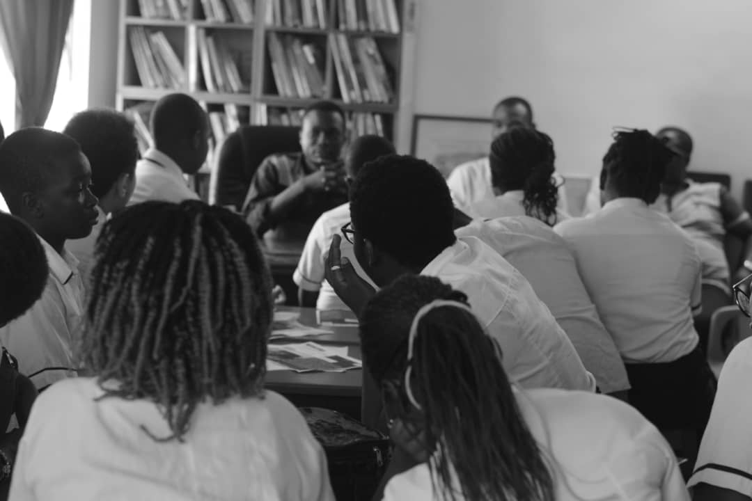 leminceart's tweet photo. Ce mardi 19 mars 2019,  face au collegiens et lycéens du complexe Cours Lumière de Lomé (Togo). Aïe ! Je me suis fait avoir. @wasexo #PrixRfiTheatre 
https://t.co/0eOLCGE7Um https://t.co/mQ7Xnijwv6