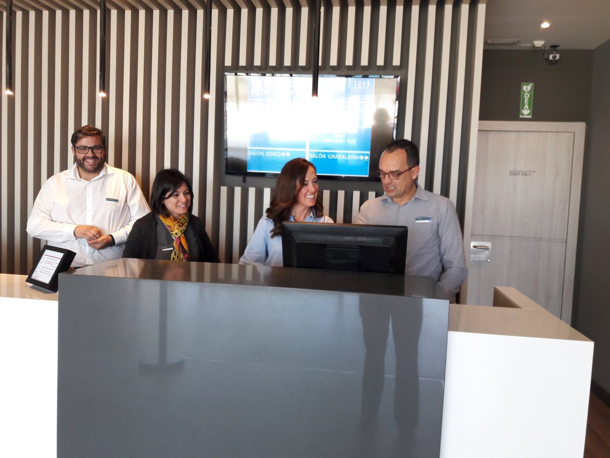 Hotel_Paseo_Mar's tweet photo. Crosstraining de nuestra General Manager en Recepción #PlanAccionClima #MeliaCareers #MeliaSpain @TrypHotels https://t.co/fHxD7NQleD