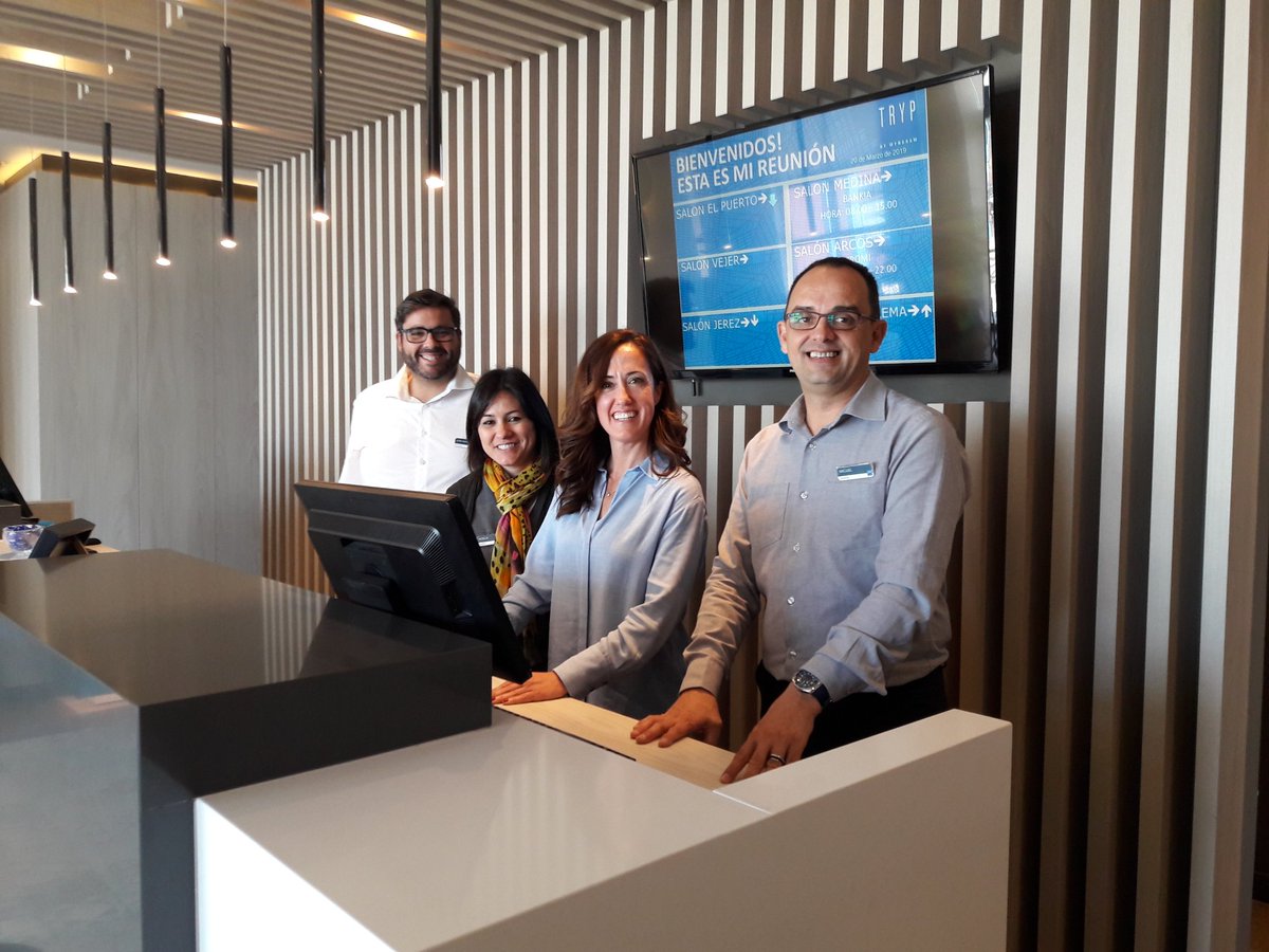 Hotel_Paseo_Mar's tweet photo. Crosstraining de nuestra General Manager en Recepción #PlanAccionClima #MeliaCareers #MeliaSpain @TrypHotels https://t.co/fHxD7NQleD