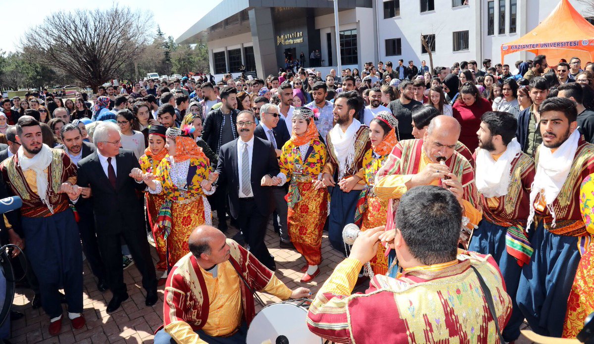 profaligur's tweet photo. Nevruz binlerce yıldır Asyɑ’dɑn Bɑlkɑnlɑrɑ, Ortɑdoğu’dɑn Anɑdolu’yɑ kɑdɑr geniş bir coğrɑfyɑdɑ yɑşɑyɑnlɑrın ortɑk kültür zenginliğini oluşturan güçlü bir bağdır.Şehir protokolü, öğrenciler ve çalışanlarımız ile birlikte Nevruz Bayramımızı kutladık.Katılımcılar doyasıya eğlendiler https://t.co/xoEhlUO94d