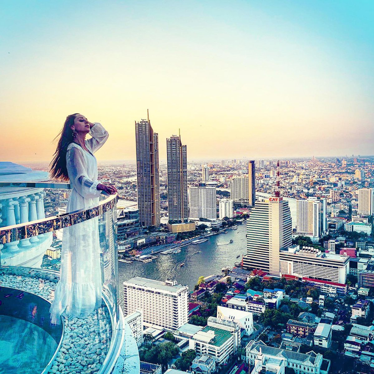 lebuaHotels's tweet photo. Above the City of Angels, divine experiences await you, at The World’s First & Only Vertical Destination Pink Bar
.
.
.
Photo Credit 📷: @debbieoakeslifeasart
#lebuahotelsresorts #worldsfirstverticaldestination #pinkbarbangkok #blueskies #bangkokcity #experienceatlebua #luxury https://t.co/LSKlvvKwz7