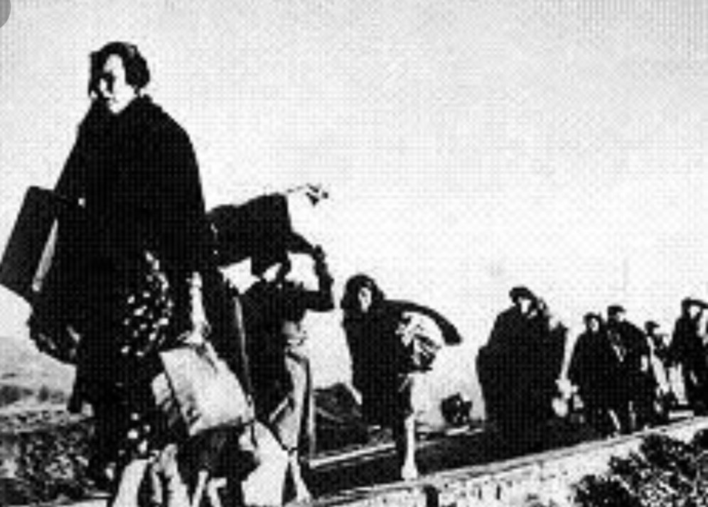 En un dia com avui m'agrada utilitzar la poesia com a eina per a la memoria historica citant al Sabadellenc Pere Quart 
"Avui en terres de França
i demà més lluny potser,
no em moriré d'enyorança
ans d'enyorança viuré" 
#DMP19
#DiaMundialDeLaPoesia  
<a href="/Torredelpalau/">INS Torre del Palau</a>