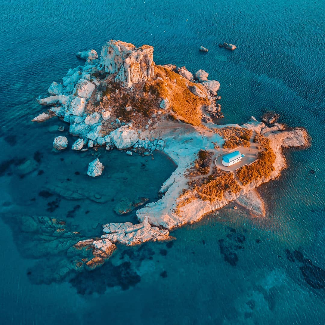 💙Kos island is a joy for the senses! This tiny islet is Kastri..It’s located just a breath away from #Kos and it’s home to the chapel of Agios Nikolaos.🙂#AegeanLikeNoOther | #RegionOfSouthAegean
~~~~~~~~~~~~~~~~~~~~~~~~
📸 @ m_smalios_photographer (via IG) 👏