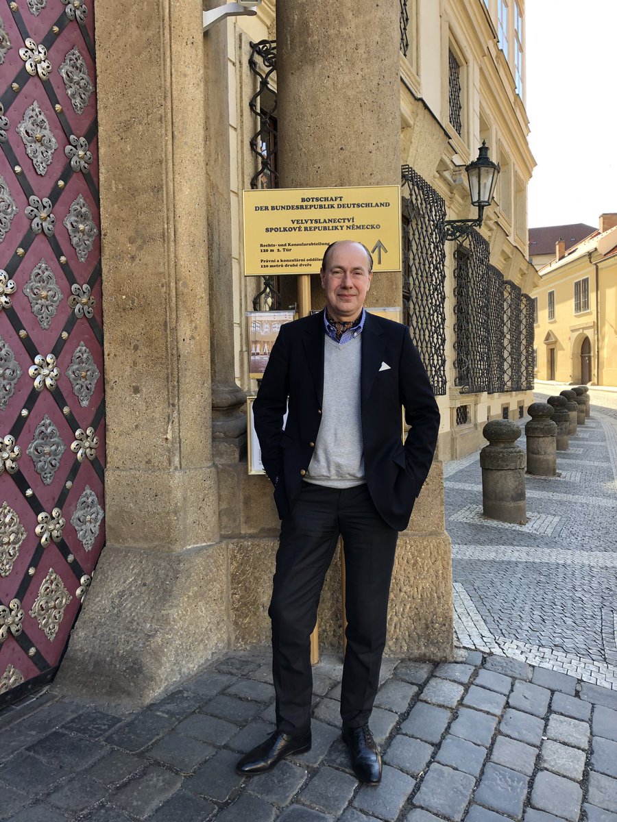 ChristianPothe's tweet photo. Zunächst ein Besuch in der Deutschen Botschaft in Prag (natürlich mit Bild vor dem „Genscher Balkon“). Danach ein Termin bei der Deutsch-Tschechischen Handelskammer und schließlich das Meeting bei BNP Paribas Real Estate.
#Prag #TFCI #Fochaiac #Vano #AHK #Botschaft #BNP #Fochaix https://t.co/E4piL4DGIz