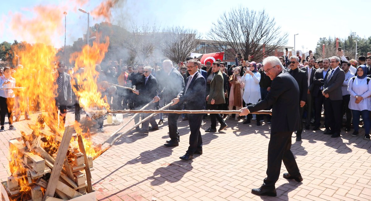 gaziantepUniv's tweet photo. Yeni gün, Yeniden doğuş anlamına gelen ve Baharın müjdecisi olan Nevruz Bayramı GAÜN'de coşkuyla kutlandı. Rektör Gür, kutlamalarda örste demir dövdü, Nevruz Ateşi’nden atladı, öğrencilerle halay çekip, pilav dağıttı. Gür, “Nevruz ayrışmanın değil birleşmenin bayramıdır” dedi https://t.co/8xligVQ13l