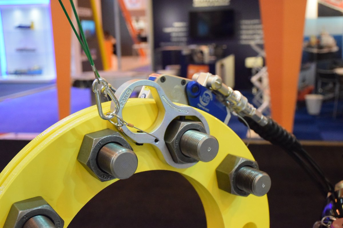 HandFreeBolting's tweet photo. Striking a backing spanner with a hammer is unsafe. Hands Free Bolting’s No-Flog is the safe solution. 
Eliminating the use of a hammer, the No-Flog2 simply improves bolting processes. Get in contact today and implement a ‘No-Hammer’ approach.
💻 https://t.co/RqmtbuSHZ0
#safety https://t.co/pYmbwbZT2Q