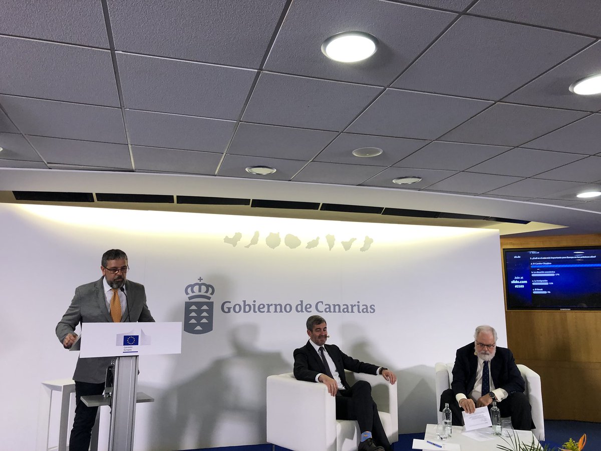Comienza el acto en <a href="/PresiCan/">Presidencia GobCan</a> #DiálogoCiudadano en el que <a href="/MAC_europe/">Miguel Arias Cañete</a> y @EquipoClavijo responderán a las preguntas de los ciudadanos sobre Europa y una Canarias europea. #estavezvoto @UEmadrid <a href="/juveucan/">Juventud Europea de Canarias 🇮🇨🇪🇸🇪🇺</a>