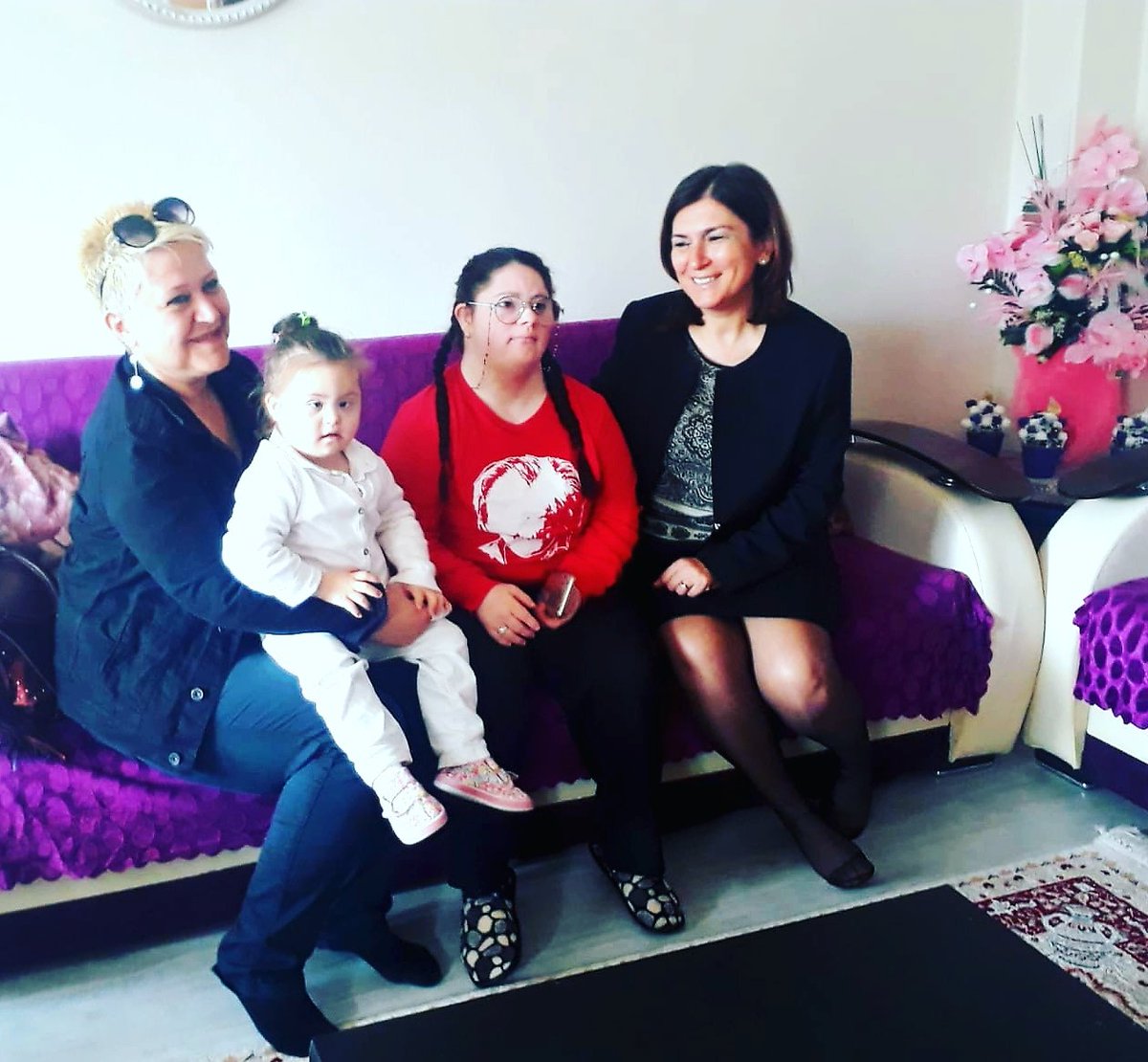 35cavbella35's tweet photo. #balsendromlularımız ı unutmayıp bu özel günde bizlerle olan Menemen CHP Belediye Başkan Adayımız Sayın Serdar Aksoy'un Sevgili eşi Dilek Aksoy ve bizleri evinde ağırlayan Sevgili Necla Ulukaya'ya çok teşekkür ederiz...
#21Martdünyadownsendromugünü
#downsnydrome
@SerdarAksoyCHP https://t.co/1dj0Fd34rt