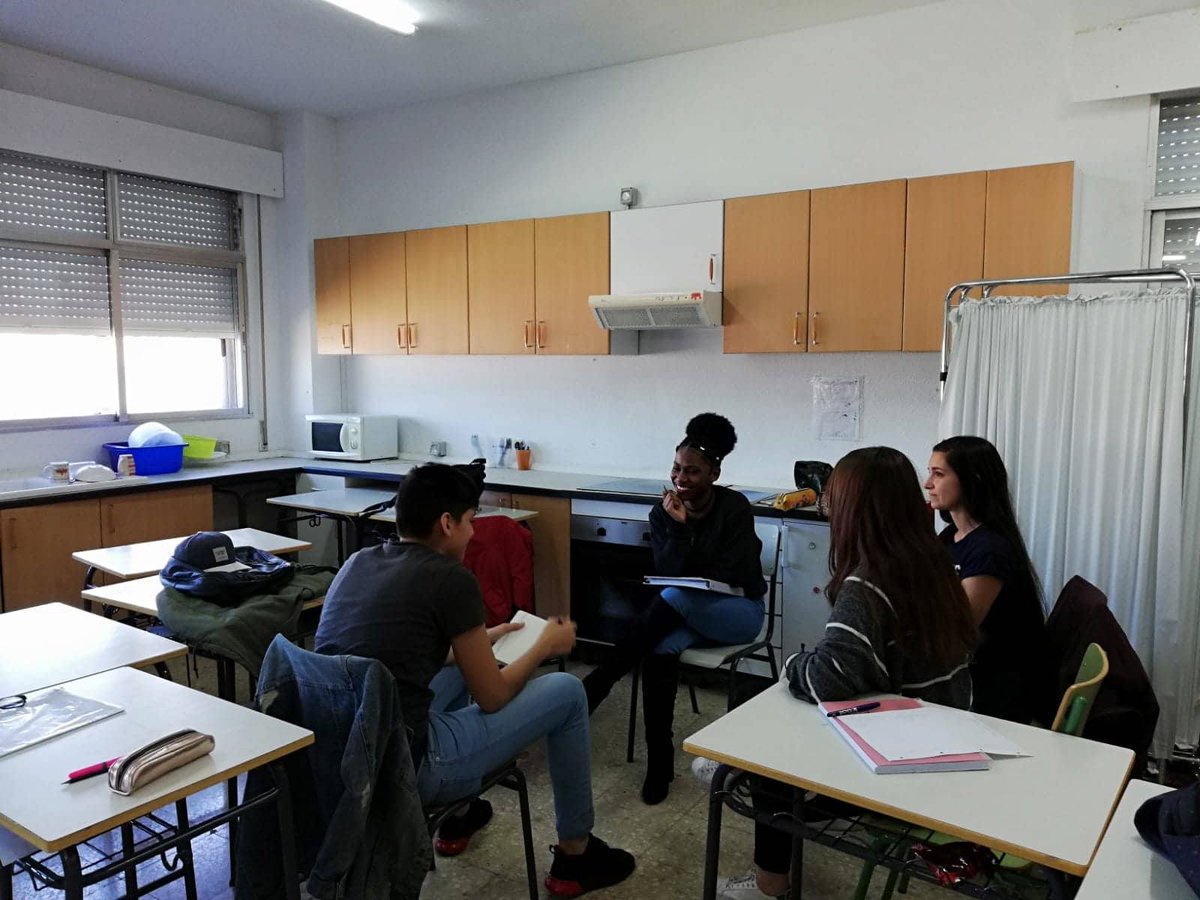CEARMadrid's tweet photo. Ayer tuvimos el placer de estar con lxs alumnxs de FP de Integración Social del #IESAlarnes de #Getafe Nos ayudaron con la simulación de entrevistas de trabajo dentro del proyecto de Aprendizaje Servicio. Gracias compis!👏🏽😊 https://t.co/6mU2ESLxFL