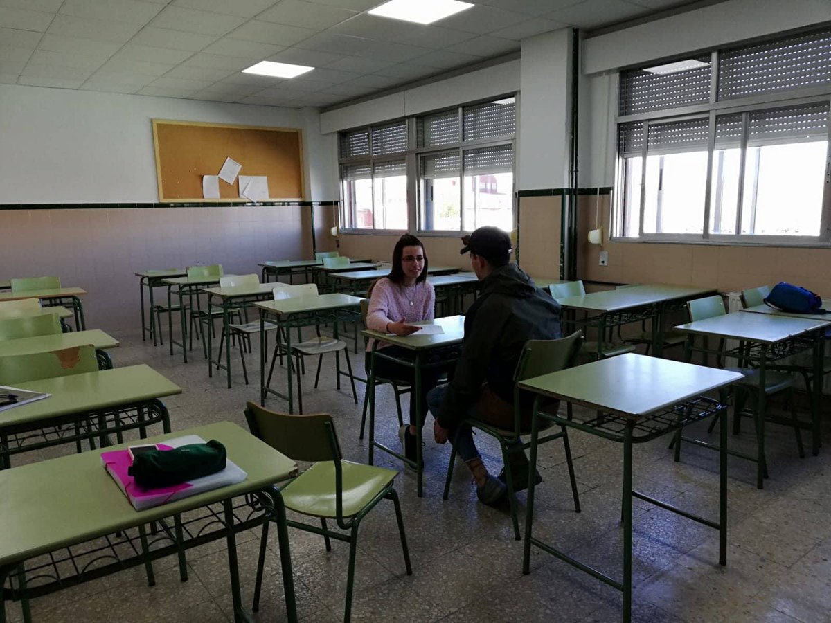 CEARMadrid's tweet photo. Ayer tuvimos el placer de estar con lxs alumnxs de FP de Integración Social del #IESAlarnes de #Getafe Nos ayudaron con la simulación de entrevistas de trabajo dentro del proyecto de Aprendizaje Servicio. Gracias compis!👏🏽😊 https://t.co/6mU2ESLxFL