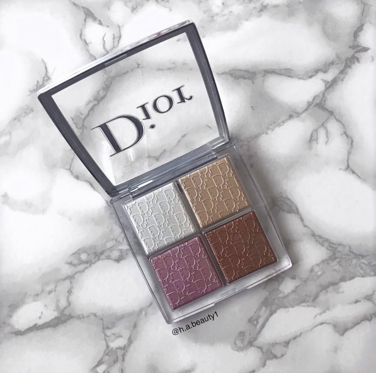ha_beauty1's tweet photo. How stunning is this @diormakeup1 highlighter palette ✨
.
.
@dior #dior #diormakeup #dioristhebest #motd #makeupfeed #makeup4glam #wakeupandmakeup #makeupmafia #makeupartist #makeupaddict #makeupjunkie #flatlay #flatlaymakeup #bblogger #flawless #flawlessbeauty #flawlessdolls https://t.co/OVJ5tuiQao