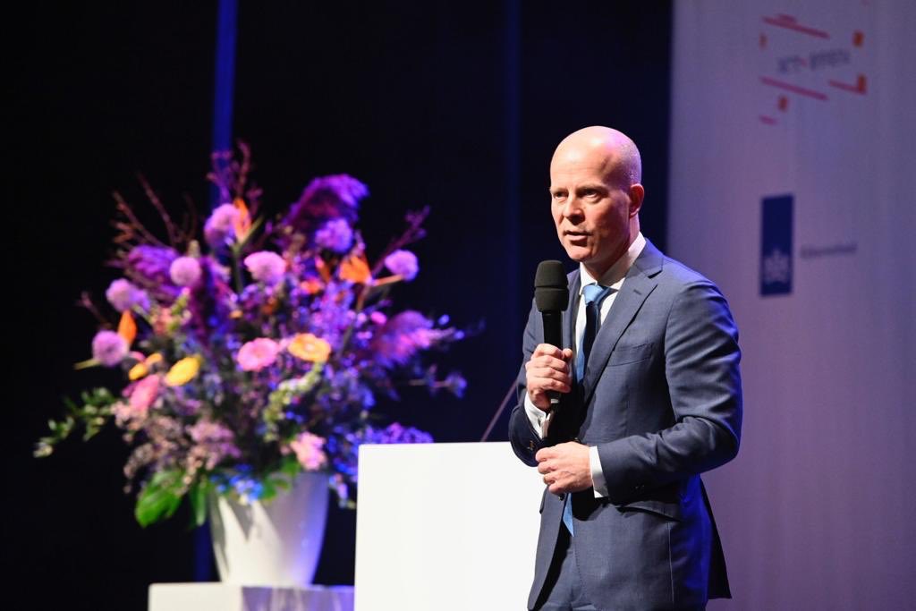 Staatssecretaris @RaymondKnops spreekt op de conferentie #NLdigitaal. Als overheid samen met bedrijfsleven, wetenschap en maatschappelijke organisaties werken aan een digitale samenleving waarin iedereen kan meedoen. #NLDIGIbeter