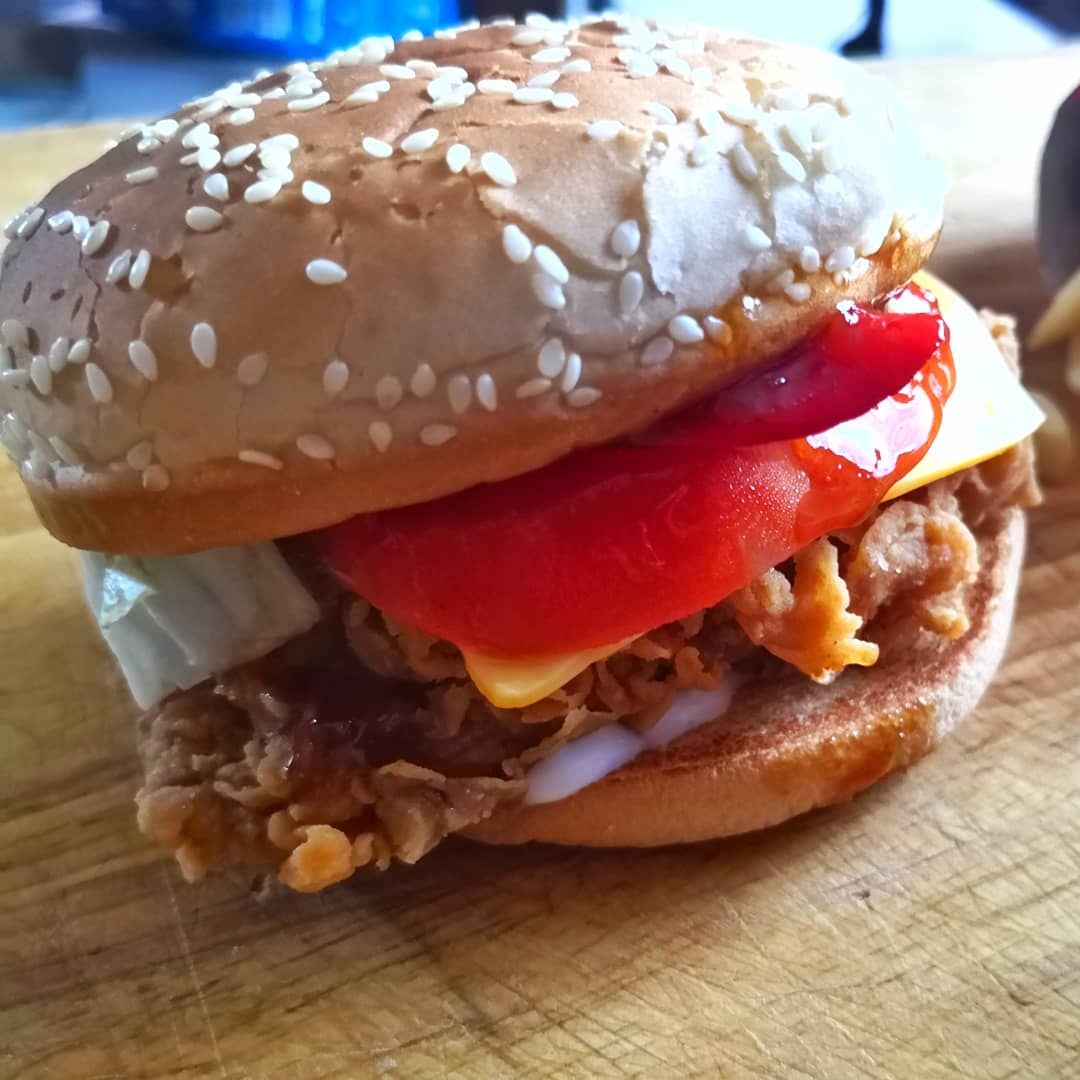 Boozy_Foodie's tweet photo. Just can't get enough of my favourite limited edition @KFCSA treat! Spicy Zinger burger with sweet Mrs Ball's Chutney, such a cute pair! 😍 😍 #NowTogether #KFCSA
And dare I add, a loadshedding lifesaver!
Photo credit: @le_bon_sauvage_ https://t.co/fznlZpyPwg
