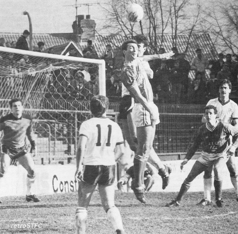 📸 Two goals from striker Jimmy Quinn gave #Swindon a 2-0 win over #Fulham at the County Ground #OnThisDay in 1987.

#STFC