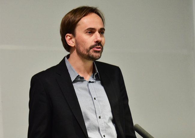 ITS_Int_News's tweet photo. “We have our illusions about #cars. It used to be the centre of everything. How are we going to replace that?” Artur Mausbach from @RCA_IMDC looks to the future. #MaaSMarket #day2 #London #MobilityasaService #ITSinternational #LookIntoFuture #MaaStransportation #mobility https://t.co/l7SgQ0qiLb
