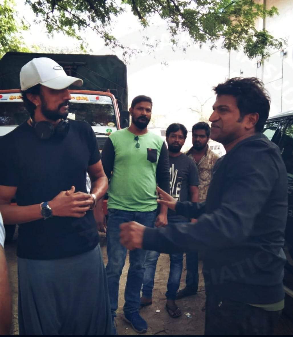 HDKKSFA's tweet photo. Today's exclusive Pic
Kiccha sudeep sir with Power star Punith sir at K3 shooting set
#FrdsForever #UnitedKfi #Appu_Kiccha
@KicchaSudeep @PuneethRajkumar
Follow us @kssshaveri1 https://t.co/Ji95GfVJU0
